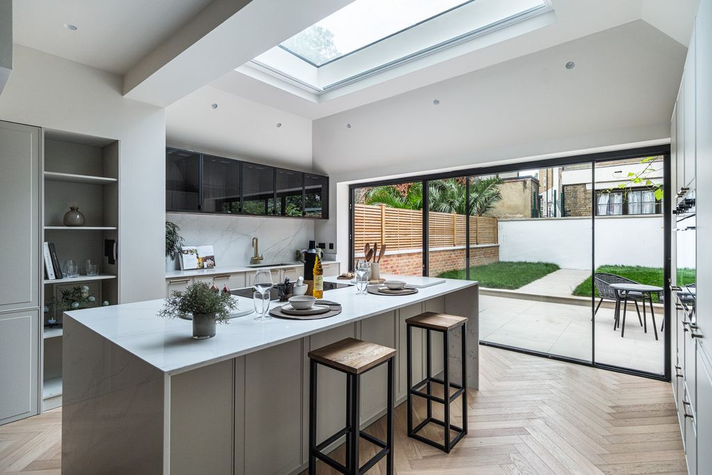 Property photo 1 of 28