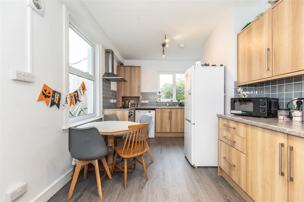 Property photo 1 of 10 Kitchen