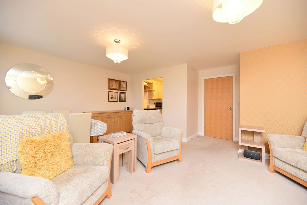 2 bed flat for saleCooks Way, Biggleswade SG18 photo 5