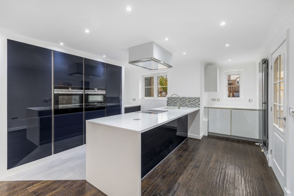 Property photo 3 of 31 9 Bridge Walk (Burton Waters)-23