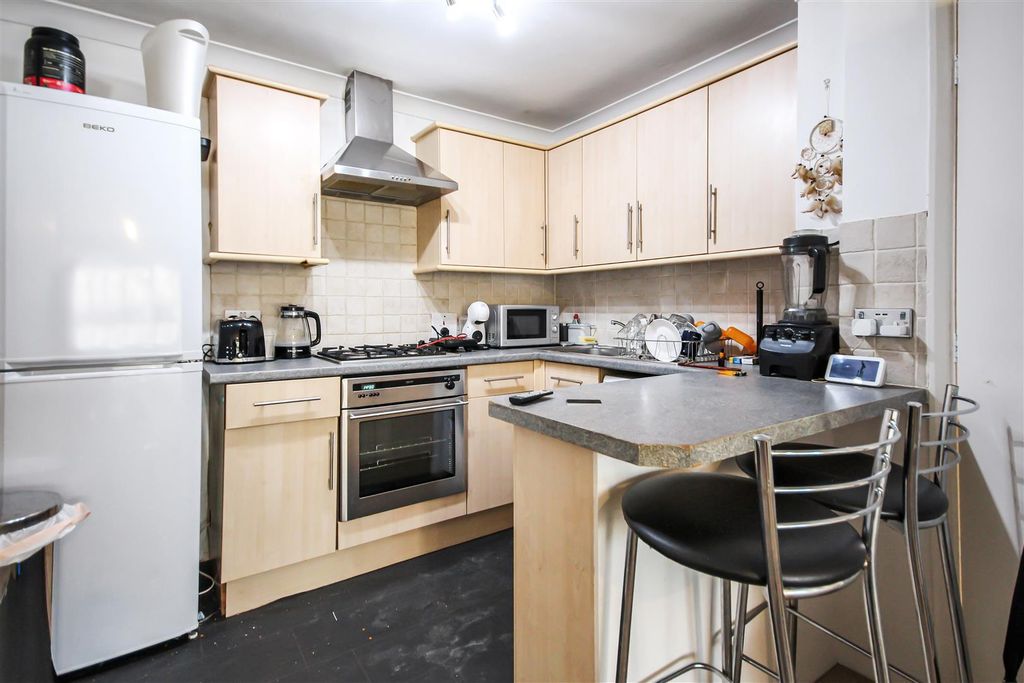 Property photo 3 of 7 Kitchen