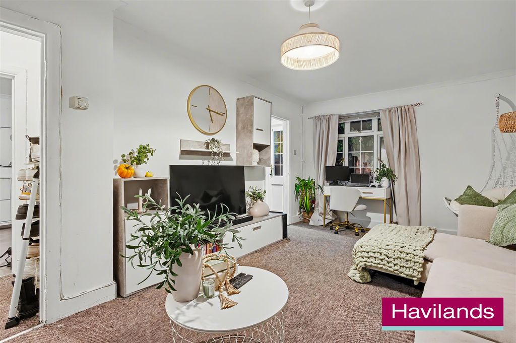 Property photo 3 of 12 Cowper Gardens N14 4Np-9.Jpg