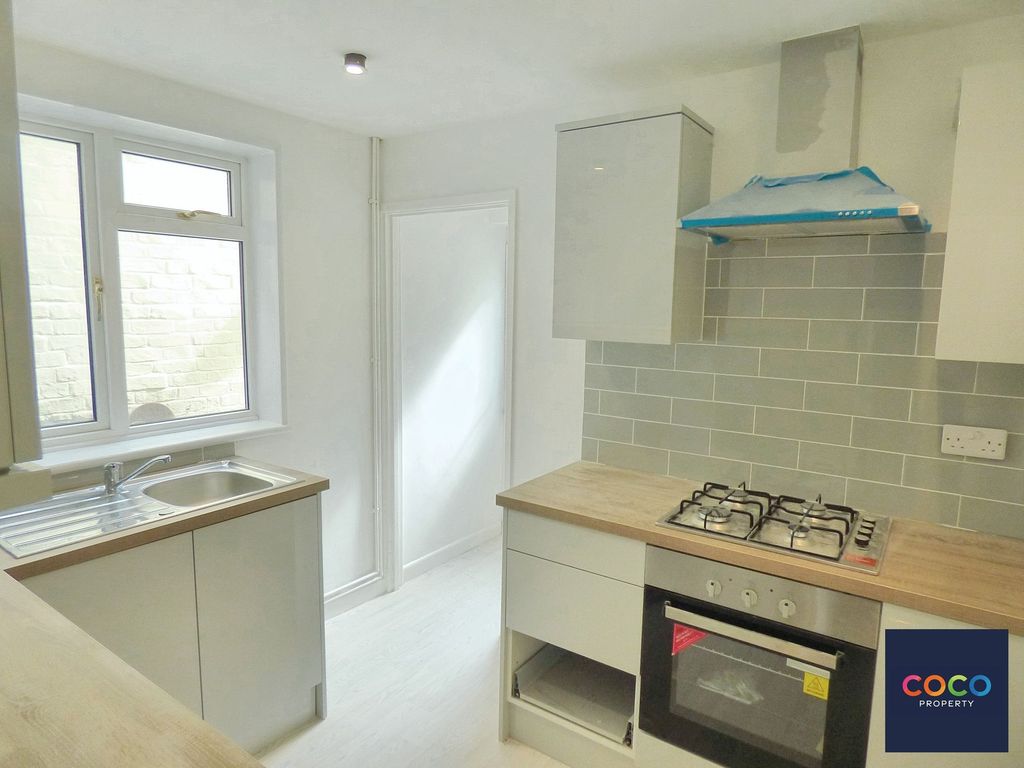 Property photo 3 of 8 Kitchen