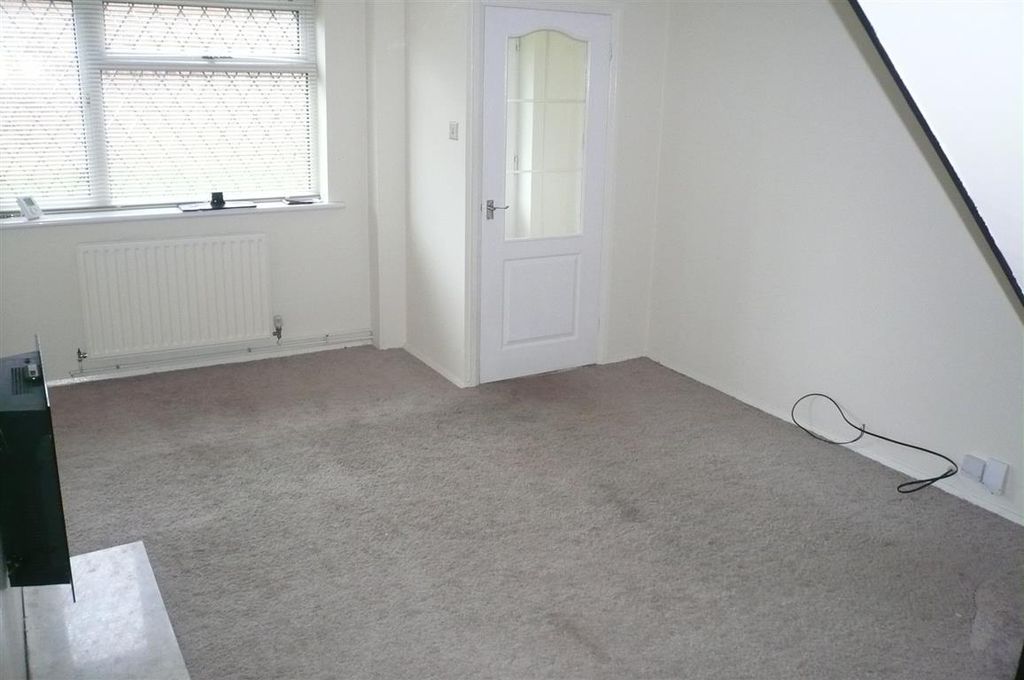 Property photo 3 of 4 Living Room