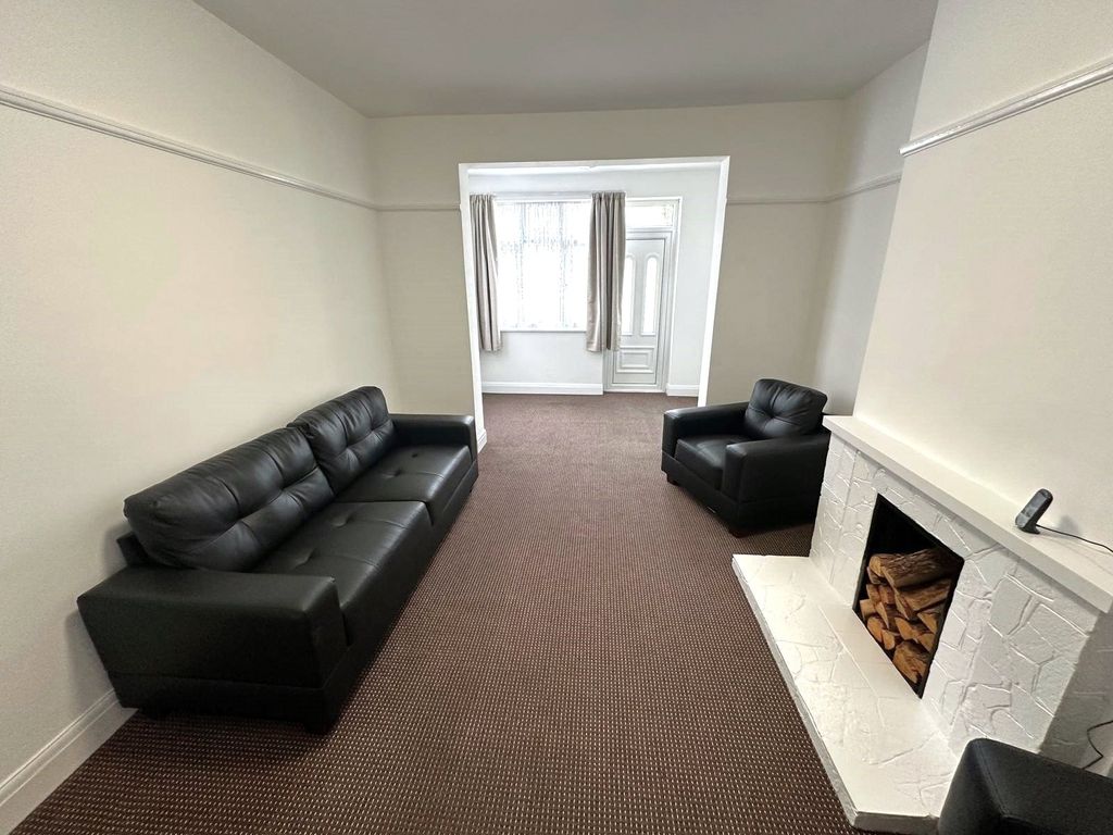 Property photo 3 of 19 Lounge (2)