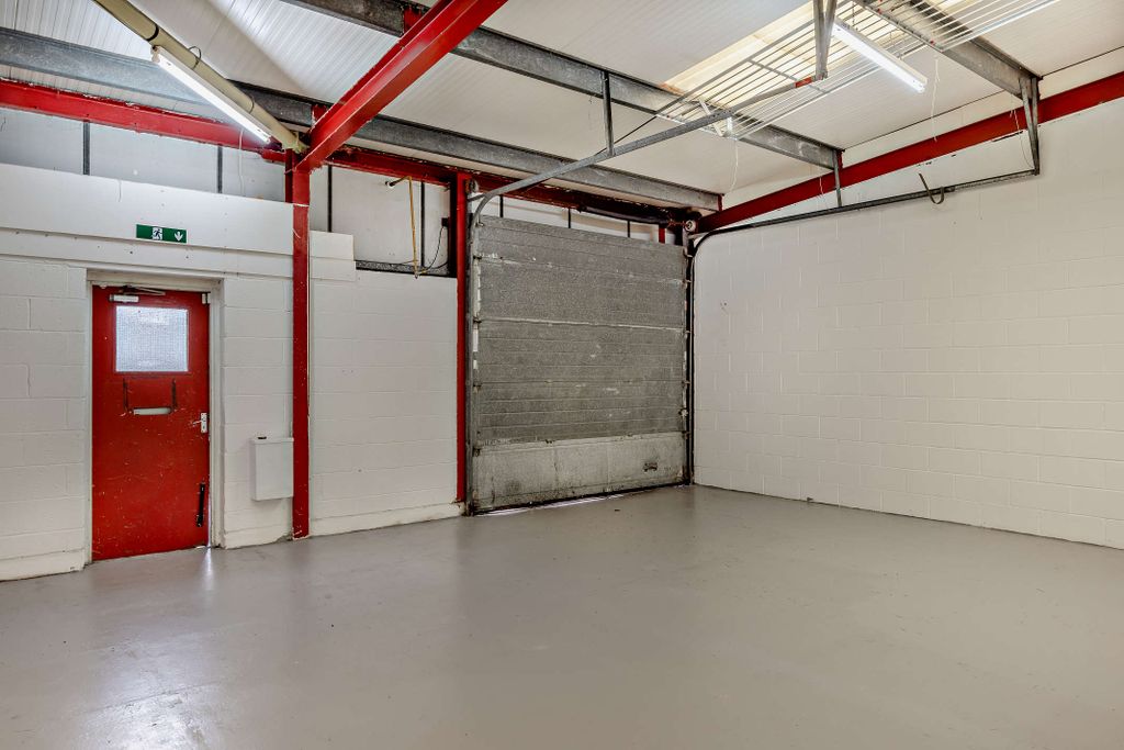 Property photo 3 of 18 8598935-Interior16-800