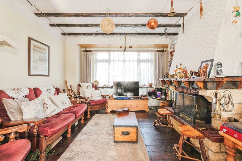 Property photo 3 of 11 Living Room