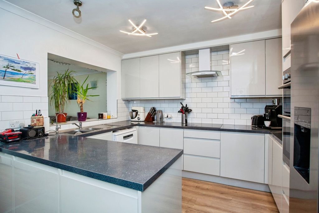 Property photo 2 of 18 Kitchen