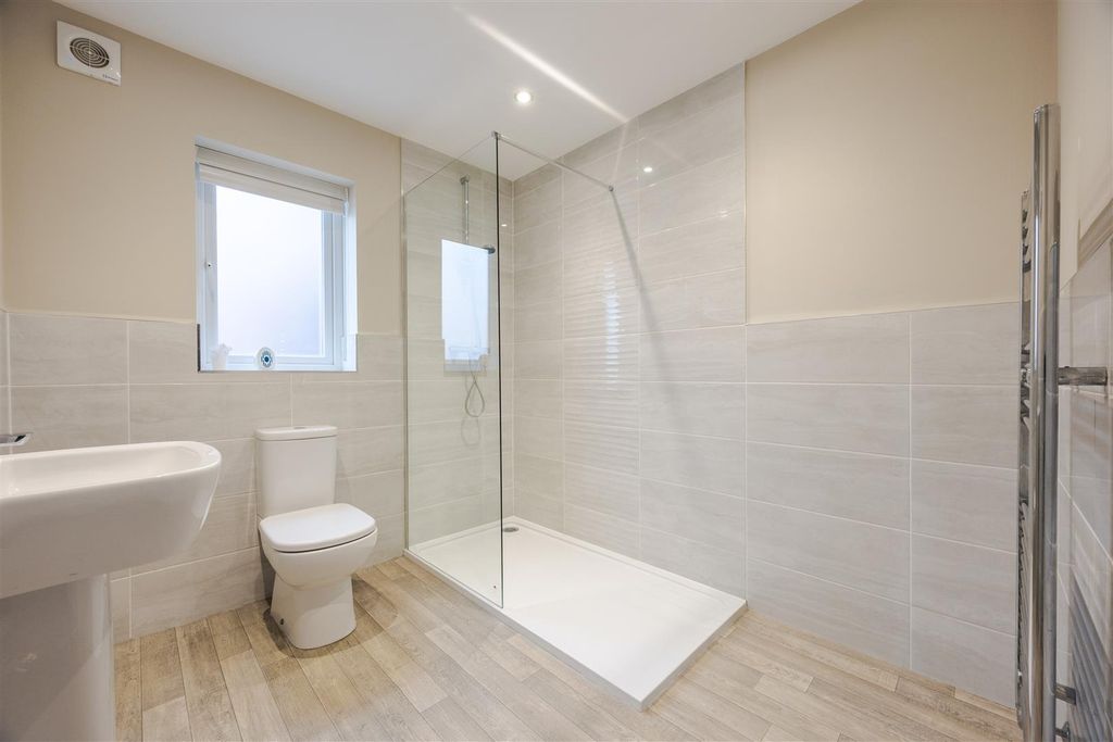 Property photo 3 of 15 Family Bathroom