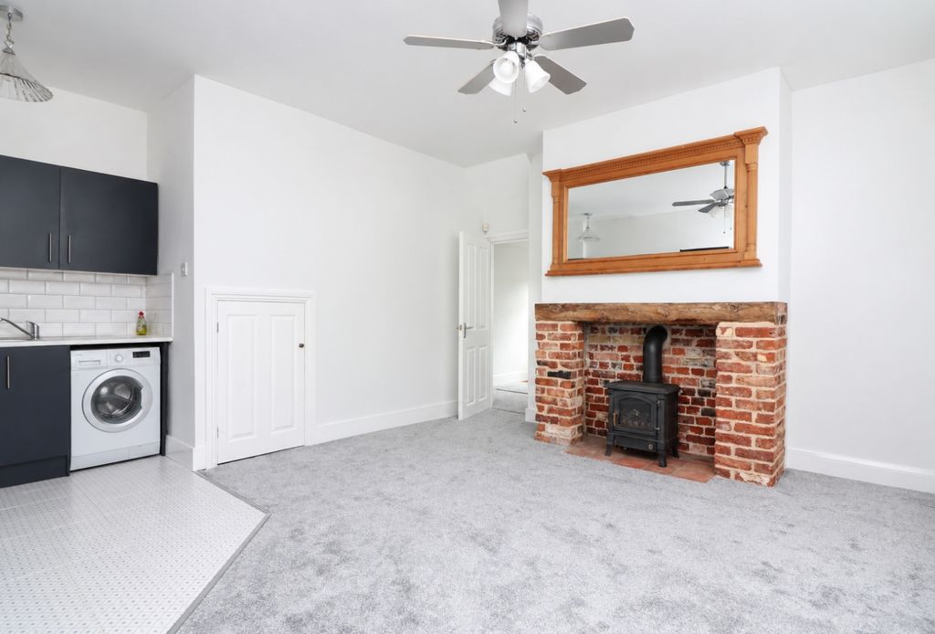 Property photo 3 of 11 Modern Living Room With Integrated Washing Machine