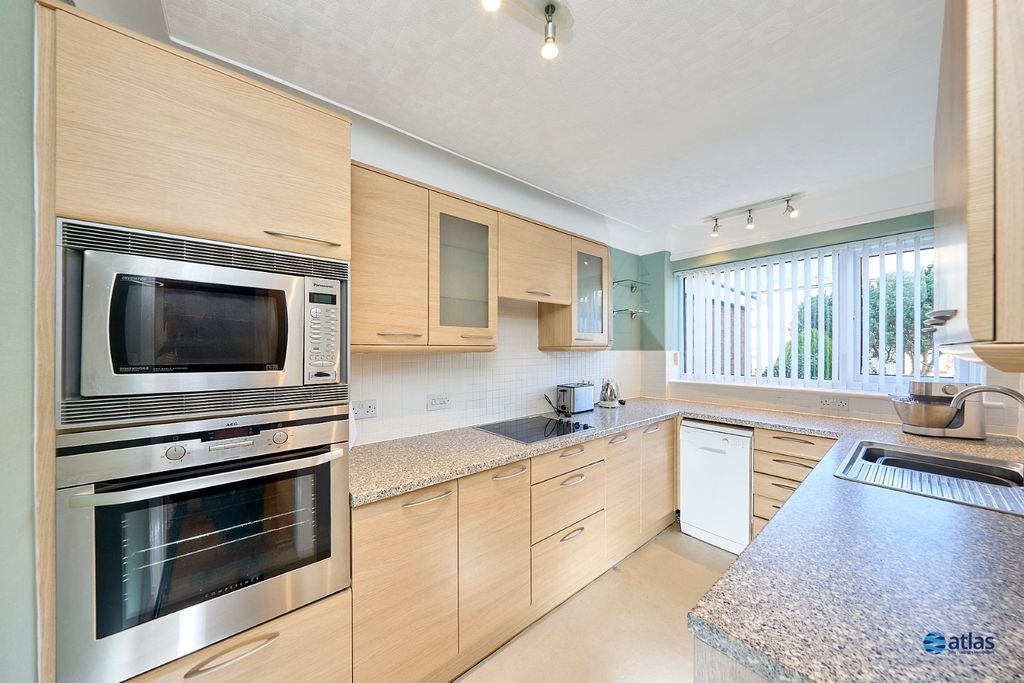 Property photo 3 of 17 Kitchen