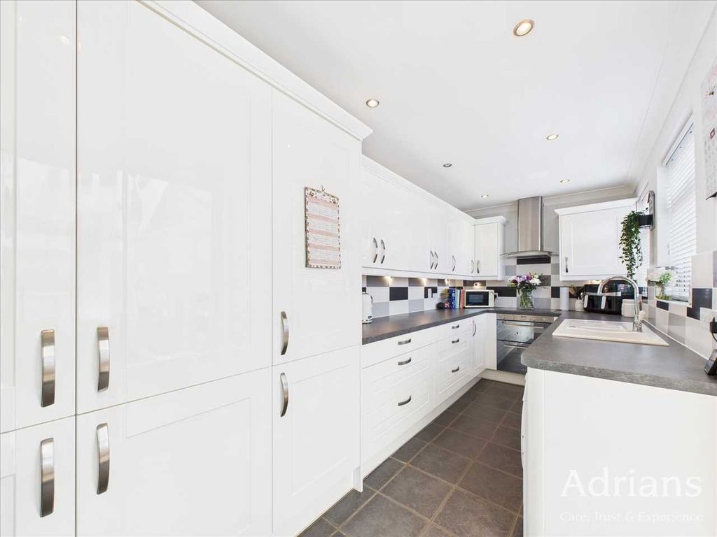 Property photo 3 of 11 Kitchen