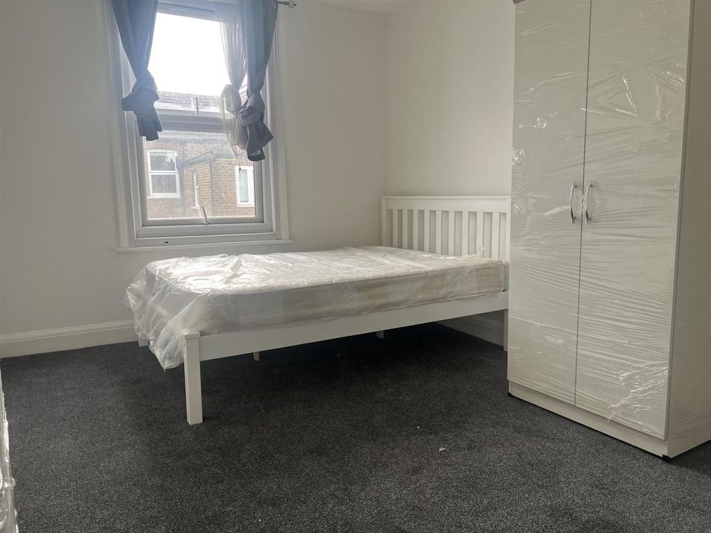 Property photo 1 of 7 Bed.Jpg