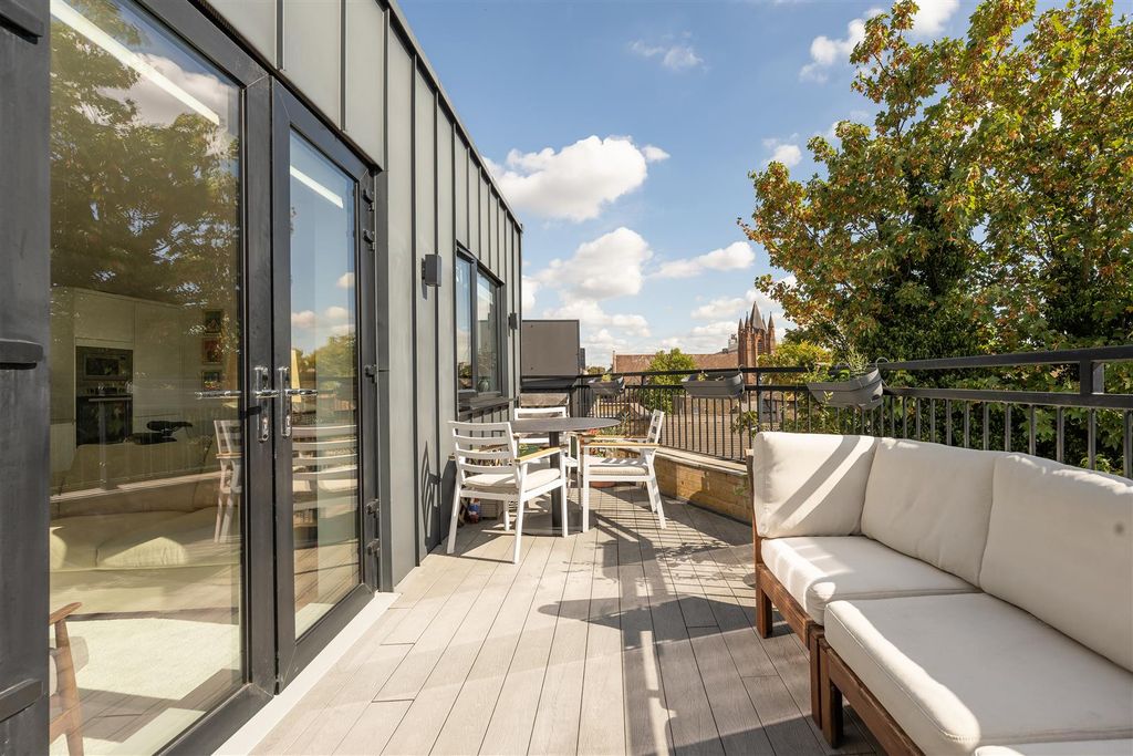 Property photo 2 of 24 Altherton Mews, E7