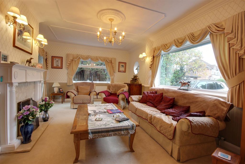 Property photo 2 of 15 Lounge