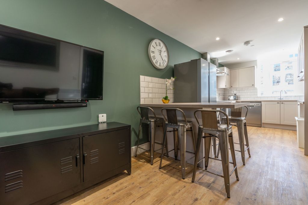 Property photo 1 of 19 Flat 1, 125 Walter Road Living Room 2