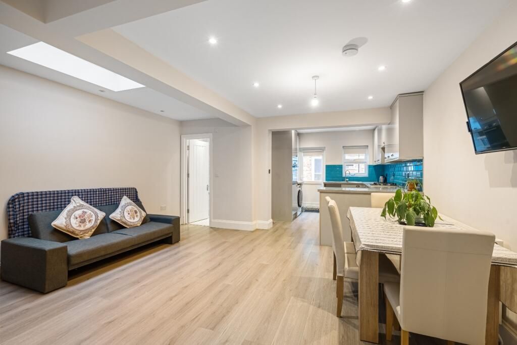 Property photo 1 of 18 4/5 Bedroom House