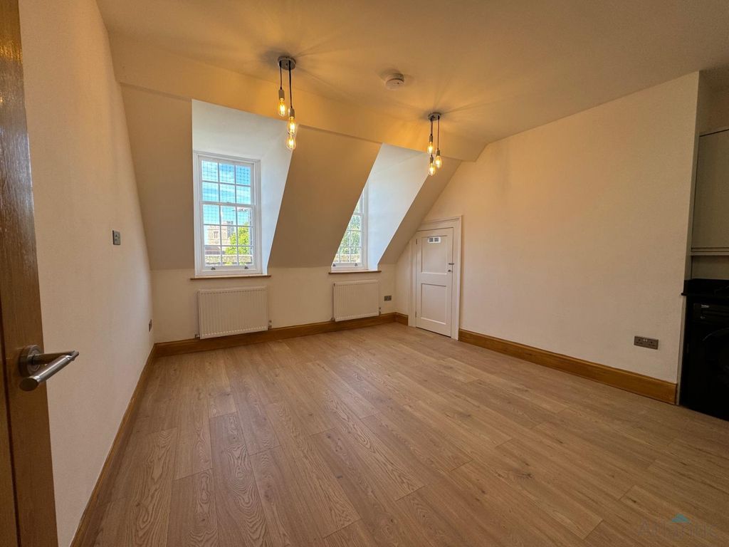 Property photo 1 of 11 Large 1 Bedroom Flat