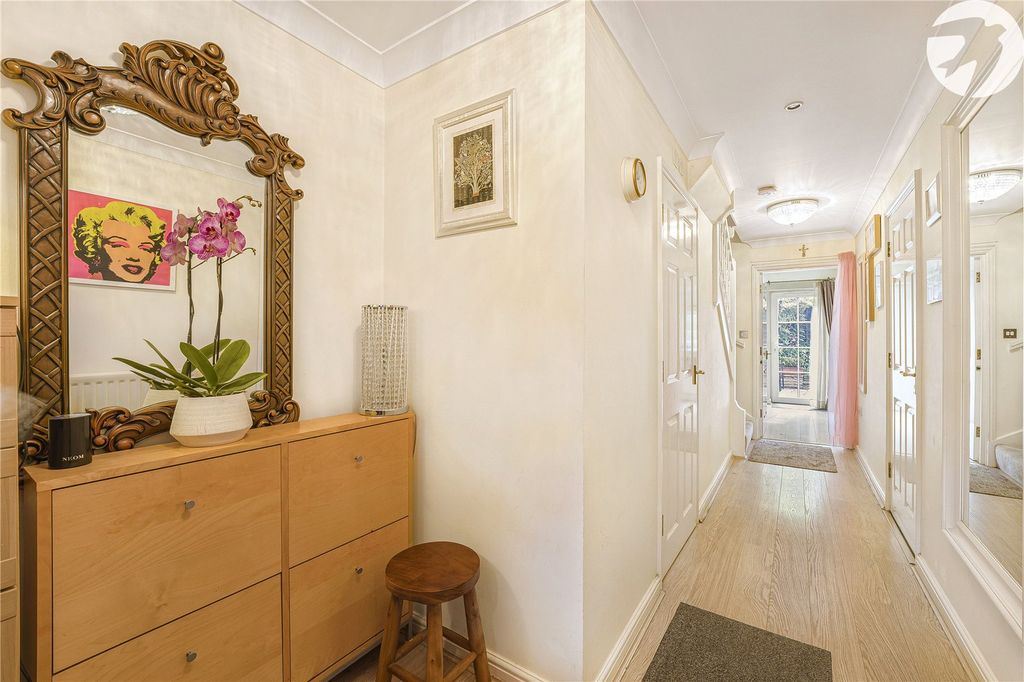 Property photo 2 of 32 Entrance Hall