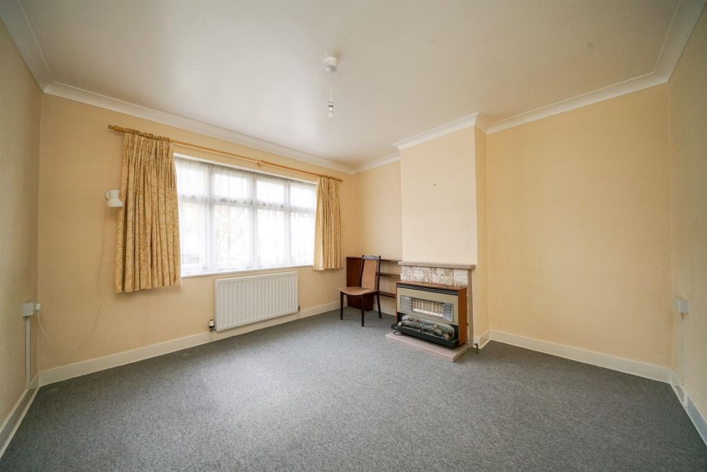 Property photo 3 of 15 Lounge