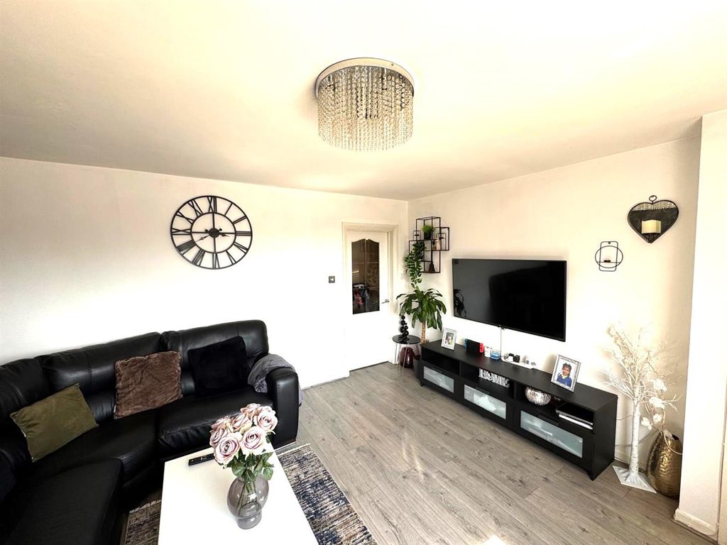 Property photo 2 of 11 Lounge