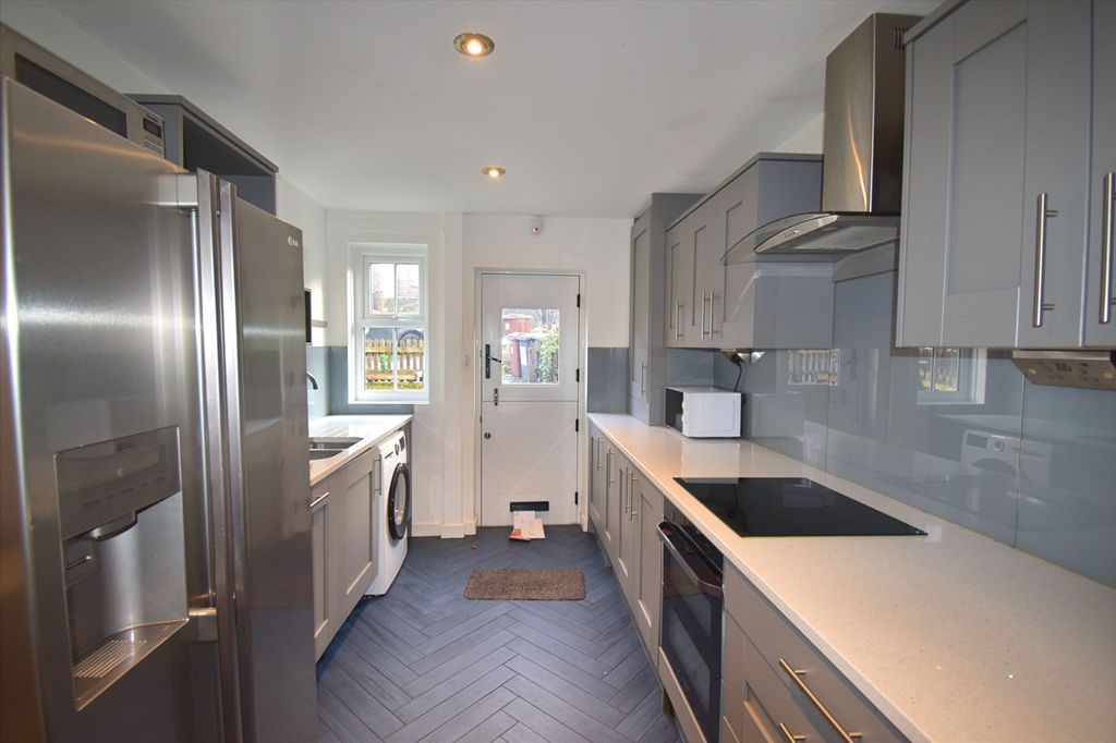 Property photo 3 of 11 Kitchen