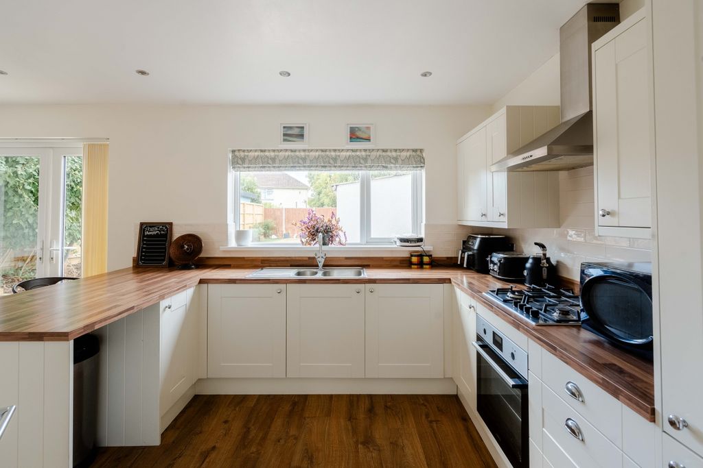 Property photo 1 of 17 Photo 6