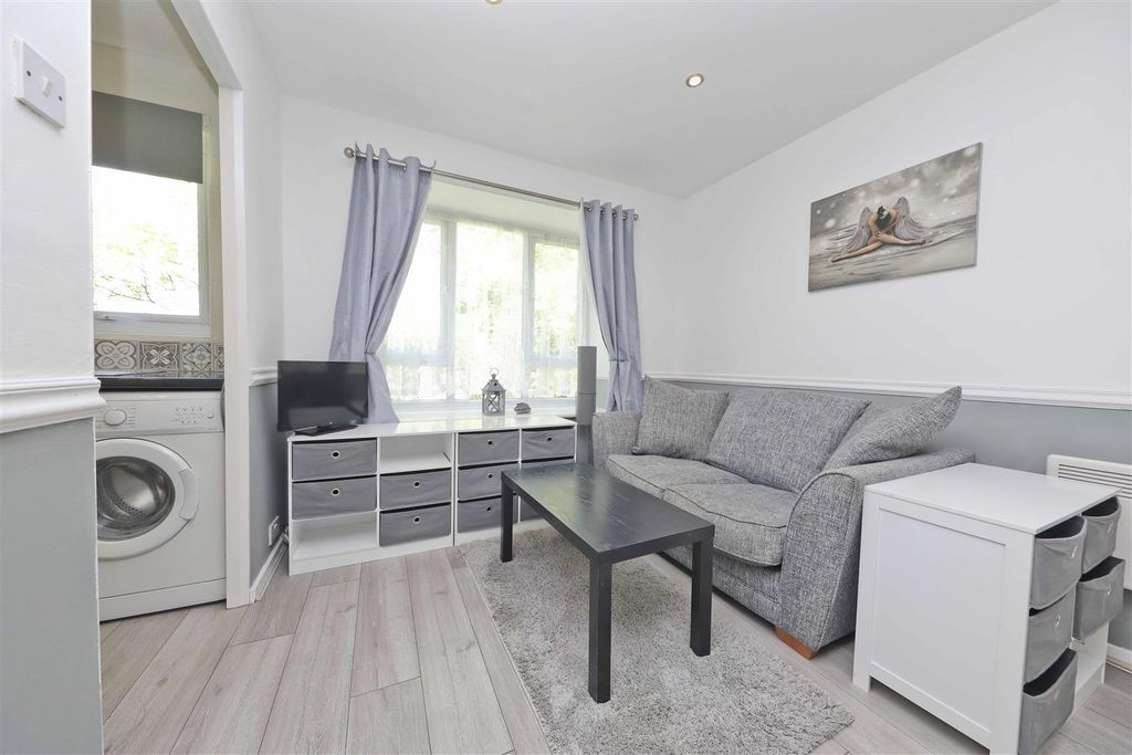 Property photo 2 of 11 Living Space