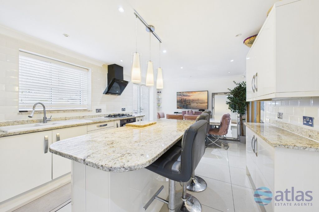 Property photo 2 of 29 Kitchen/Dining Area