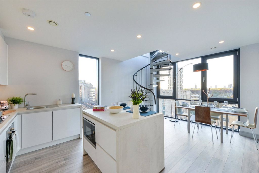 Property photo 1 of 11 Kitchen/Reception