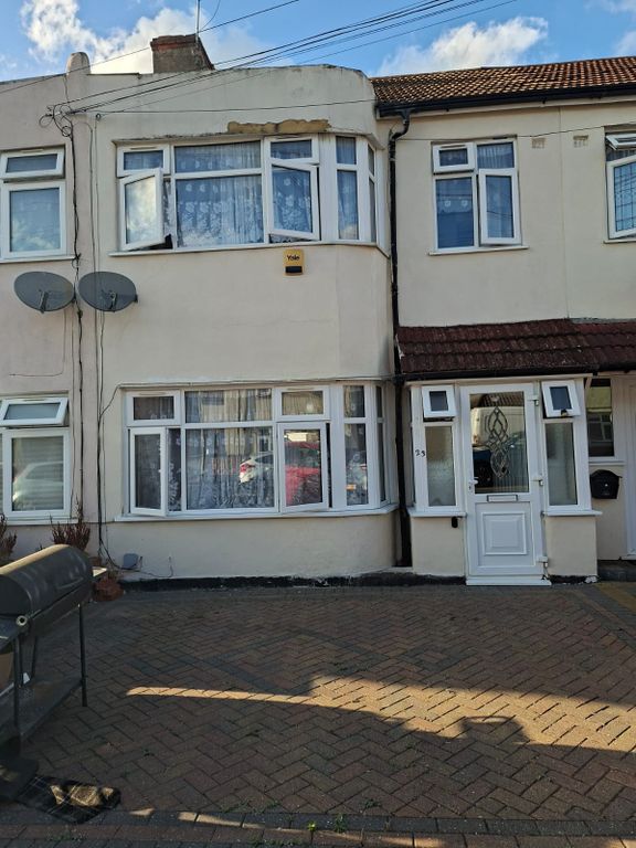 Property photo 1 of 10 3 Bed Terraced House To Rent Rosslyn Avenue, Dagenham Rm8