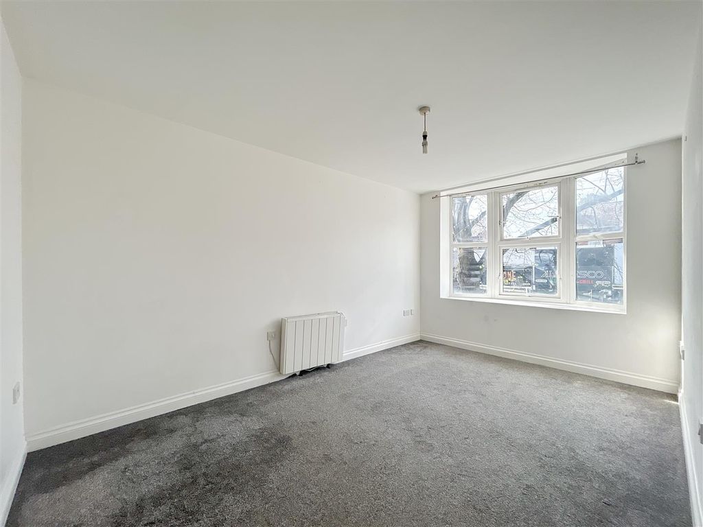 Property photo 3 of 12 Lounge