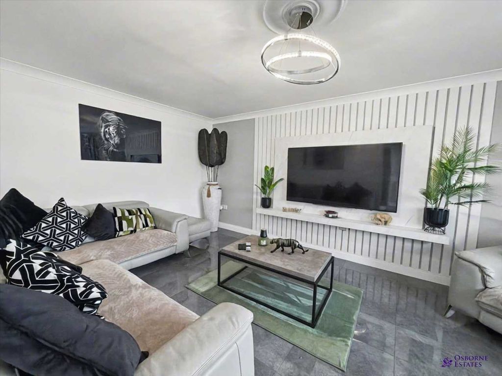 Property photo 3 of 30 Lounge