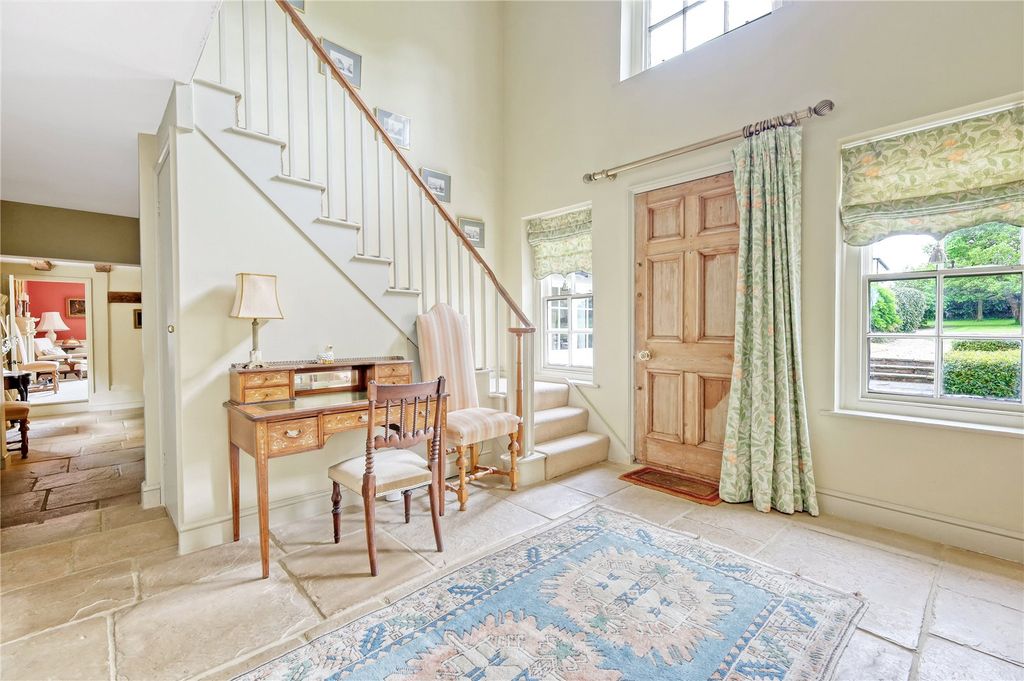 Property photo 2 of 32 Entrance Hall