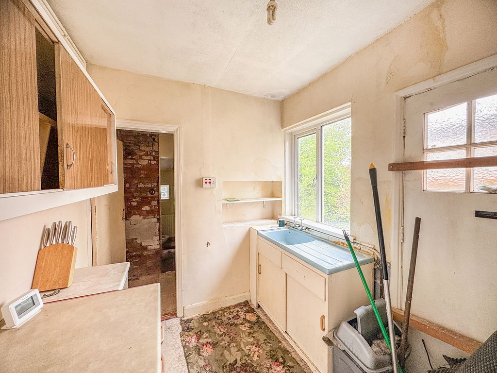 Property photo 3 of 12 Kitchen