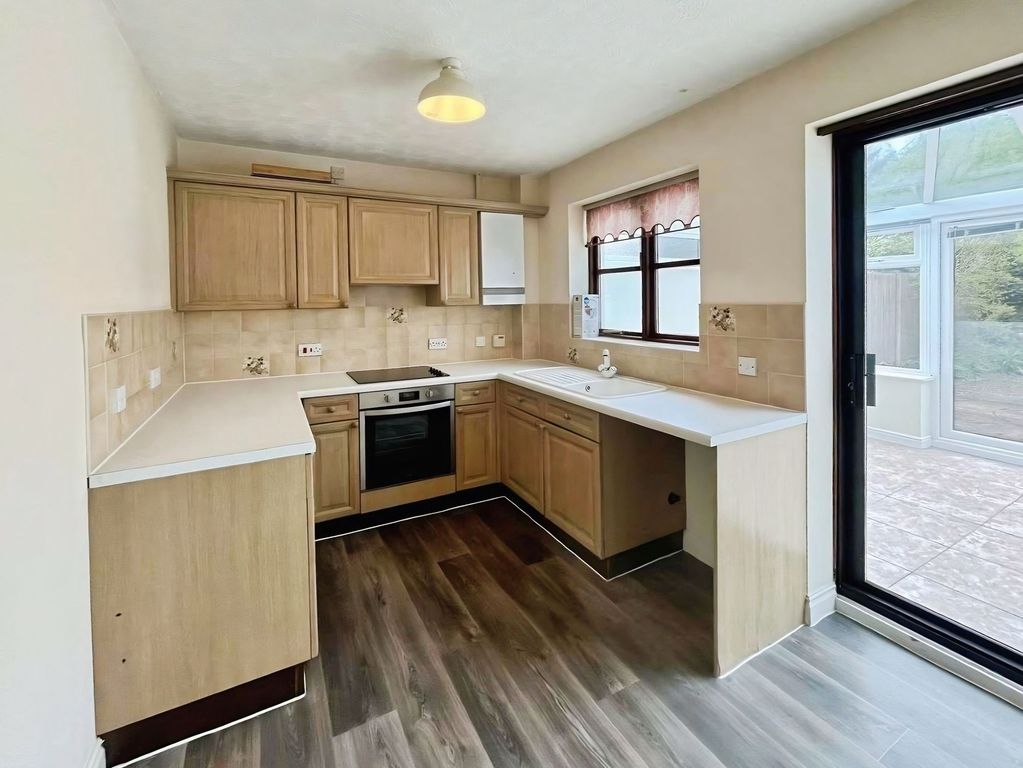 Property photo 3 of 10 Kitchen