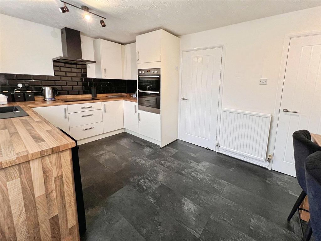 Property photo 2 of 11 Dining Kitchen