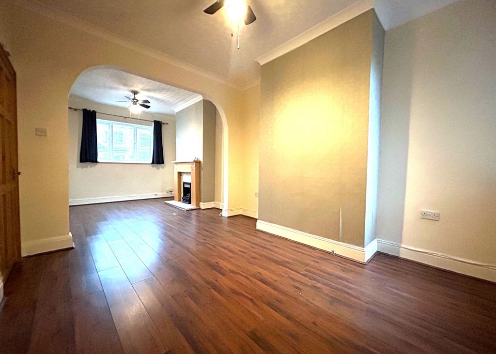 Property photo 3 of 9 Lounge 2