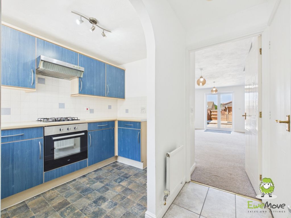 Property photo 2 of 18 Ewemove Estate Agents Basingstoke - Oceana Crescen