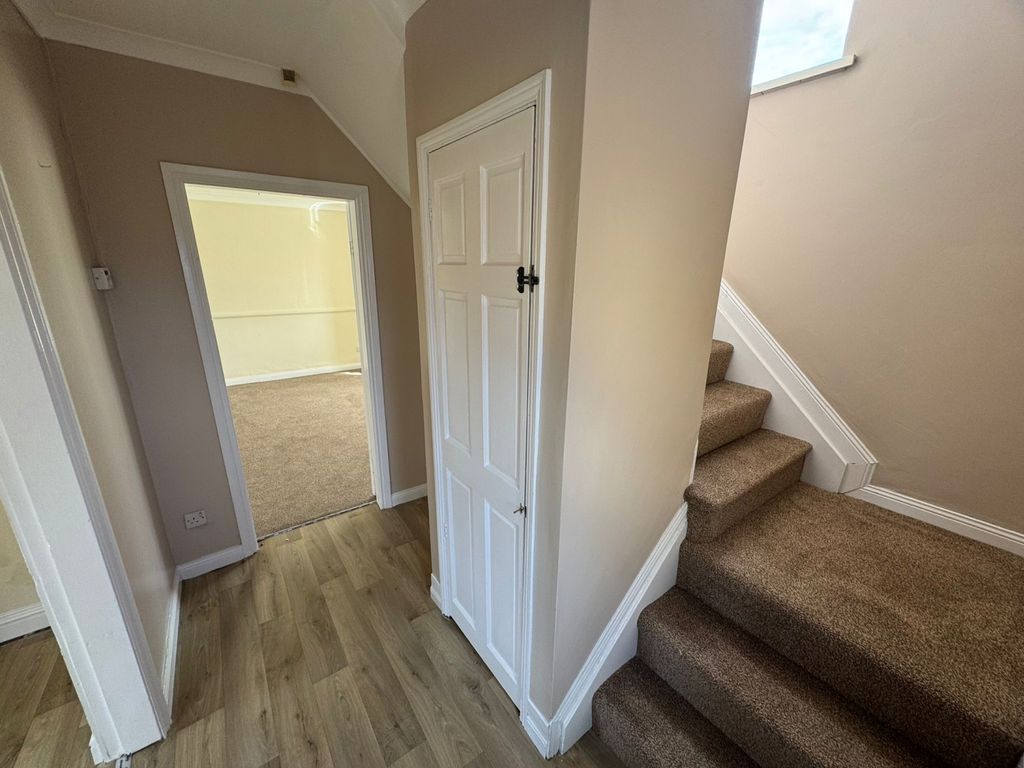 Property photo 2 of 13 21F72352-36Db-4E02-85E3-E7d7B02ce190