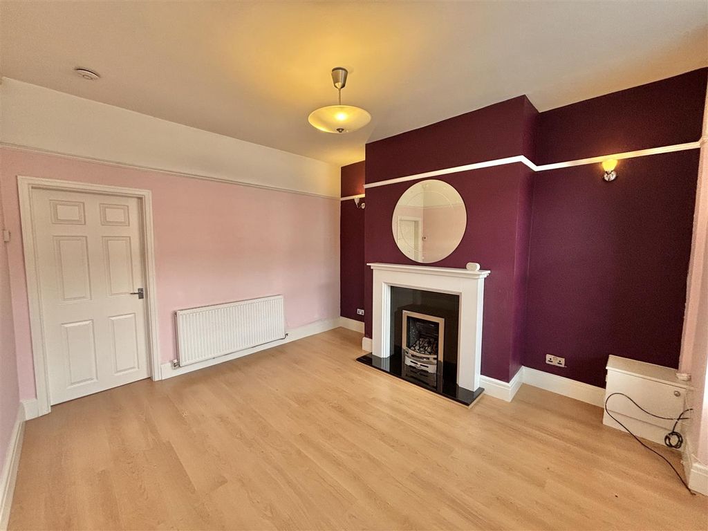 Property photo 3 of 12 Lounge