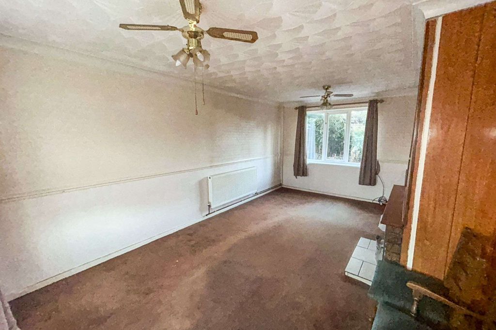 Property photo 2 of 13 219 Westgate, Walsall, West Midlands, Ws9 8Bs