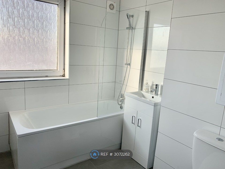 Property photo 3 of 9 Bathroom