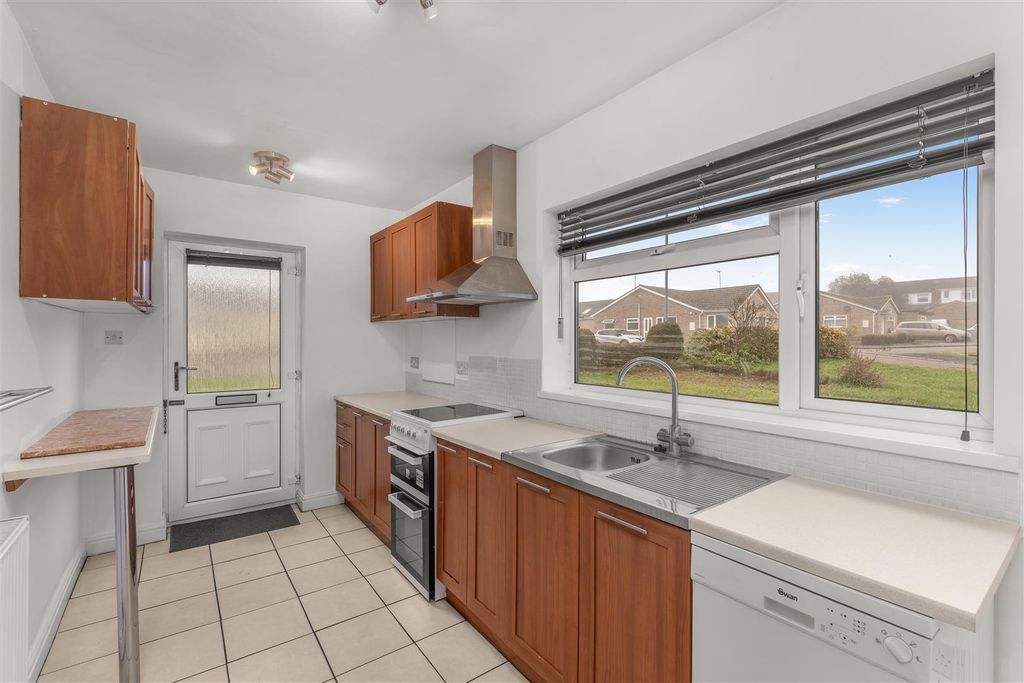 Property photo 2 of 13 49 Central Avenue, Woodford Halse-3.Jpg