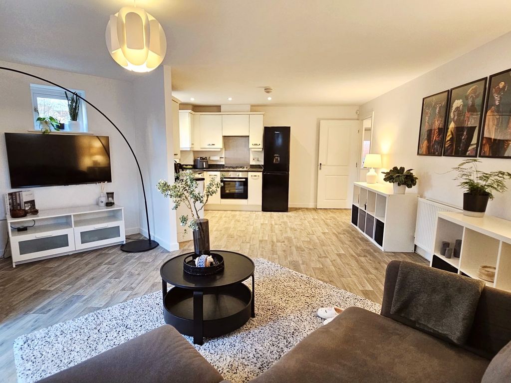 Property photo 2 of 24 Lounge/Kitchen