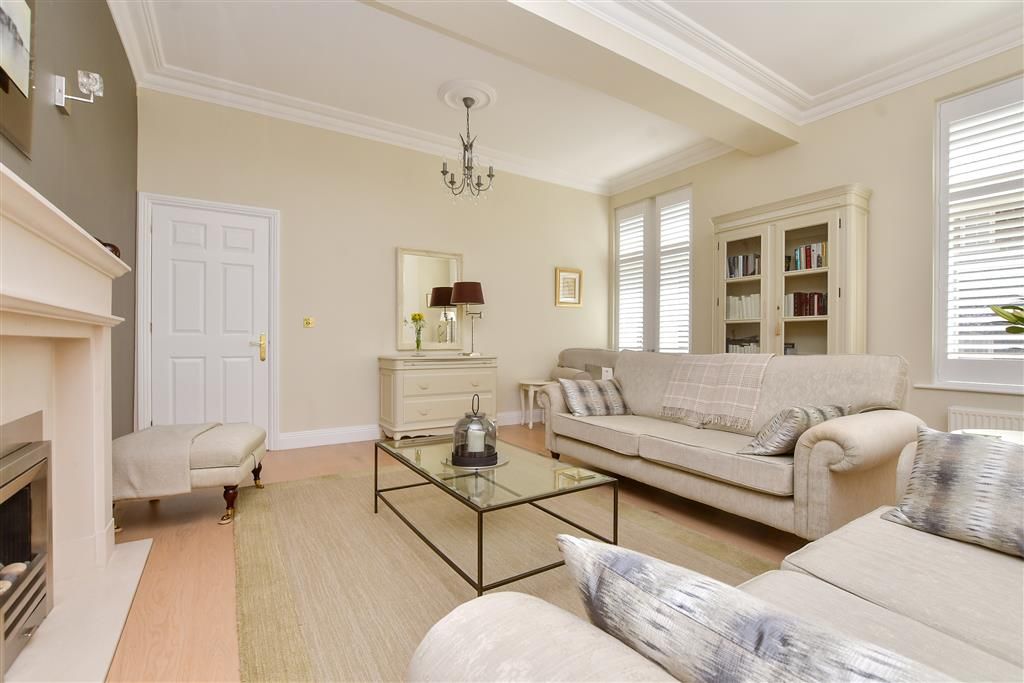 Property photo 1 of 15 Lounge