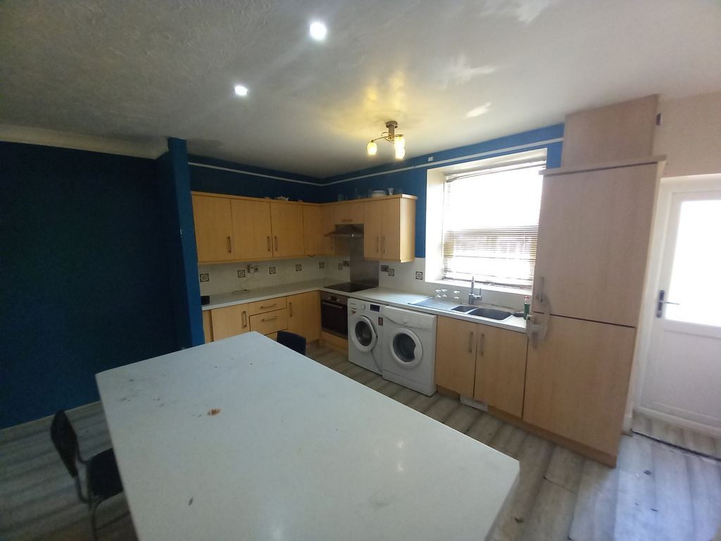 Property photo 3 of 8 Kitchen