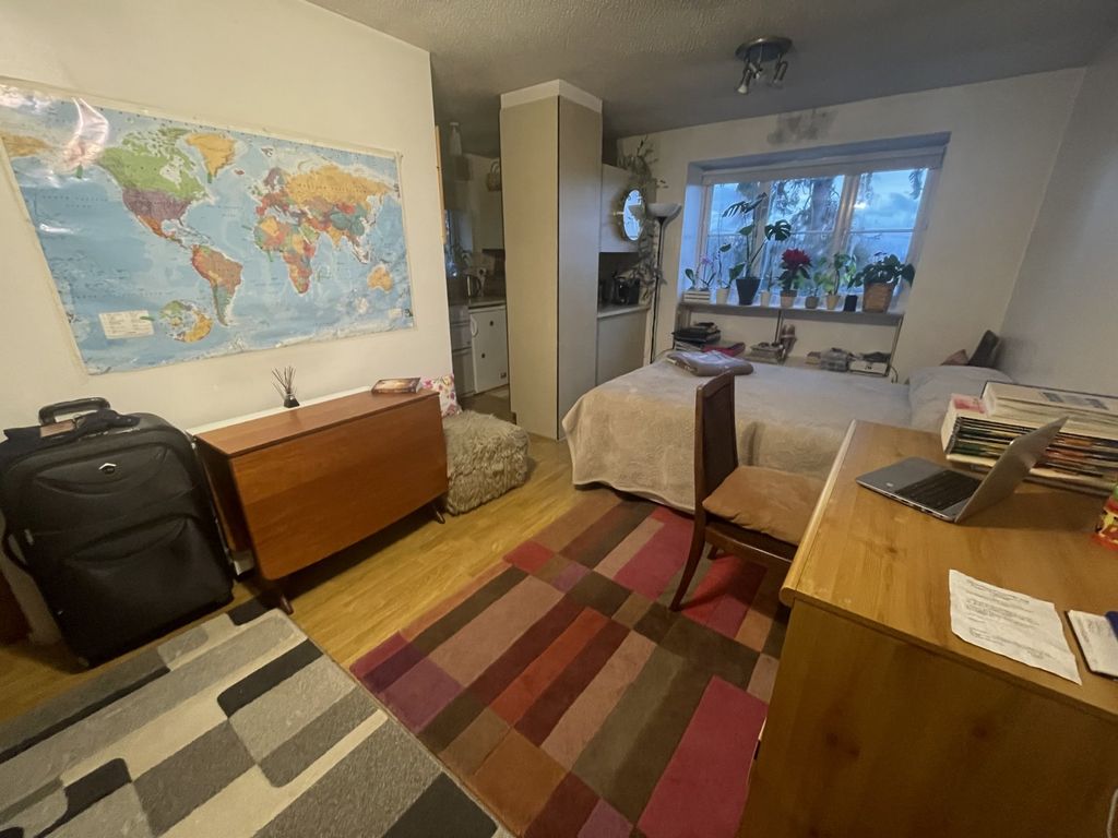 Property photo 2 of 6 Studio