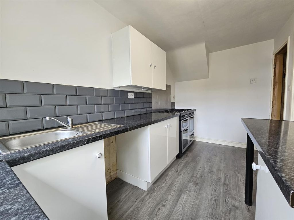 Property photo 3 of 11 Kitchen.Jpg