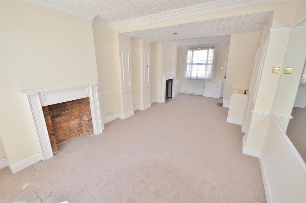 Property photo 3 of 10 Lounge